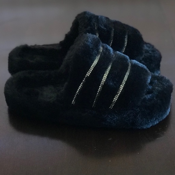 Sizes 10&11🖤Furry Slippers 🖤 - Picture 4 of 5